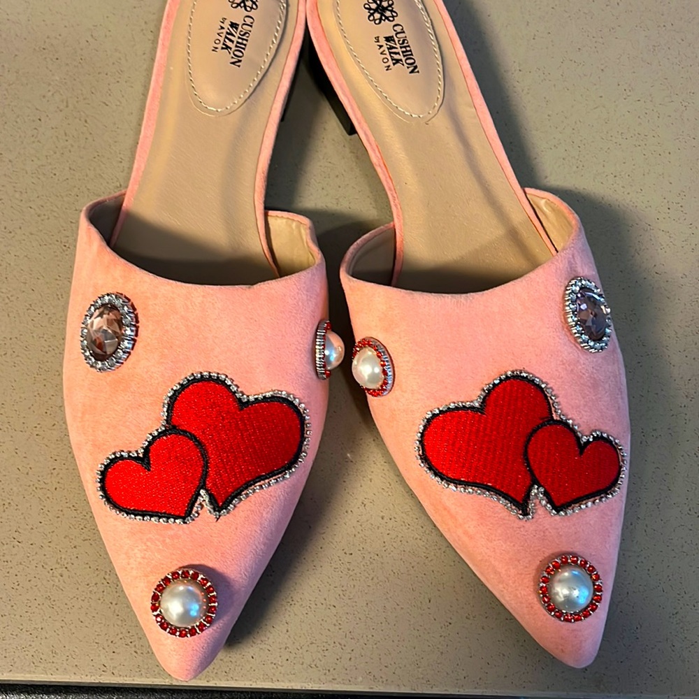 Gorgeous slides!! Pretty in pink with embroidered’ hearts, jewels & rhinestones